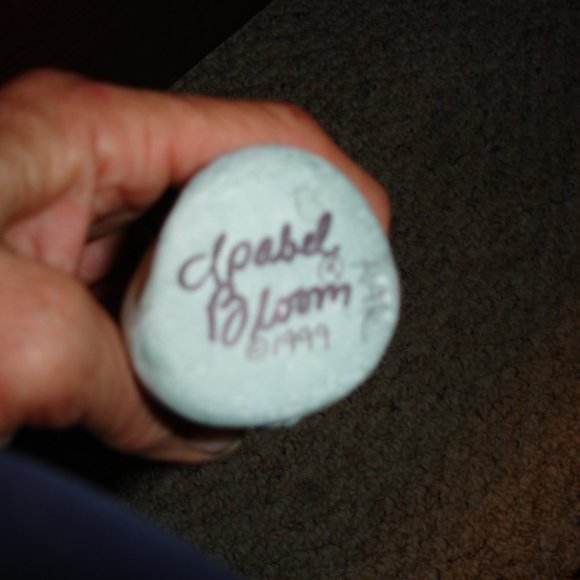 Isabel Bloom Angel - Angel Holding a Wrapped Present - Decorative Angel Signed - Picture 5 of 7